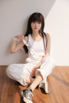 军训女生跳舞走光